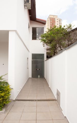 Casa à venda com 411m², 4 quartos e 3 vagas Casa à venda com 411m², 4 quartos e 3 vagasQUINTAL