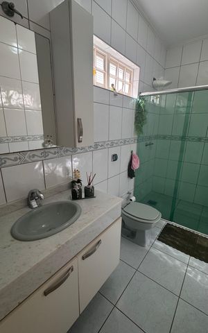 Casa à venda com 220m², 4 quartos e 3 vagasBanheiro 2