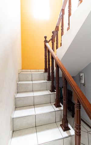 Casa à venda com 268m², 3 quartos e 2 vagas Casa à venda com 268m², 3 quartos e 2 vagasEscada da Casa 1