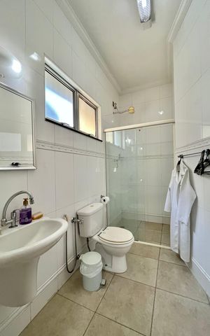 Casa para alugar com 280m², 4 quartos e 8 vagas Casa para alugar com 280m², 4 quartos e 8 vagasBanheiro da Suíte 1