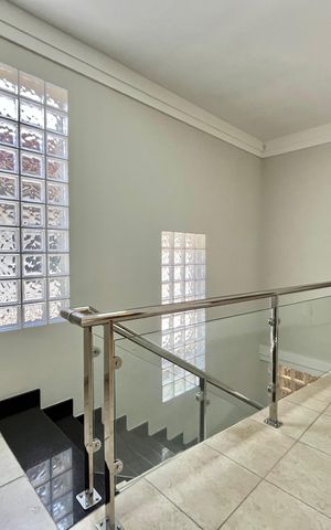 Casa para alugar com 280m², 4 quartos e 8 vagas Casa para alugar com 280m², 4 quartos e 8 vagasHall