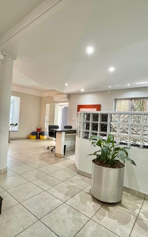 Casa para alugar com 280m², 4 quartos e 8 vagas Casa para alugar com 280m², 4 quartos e 8 vagasSala