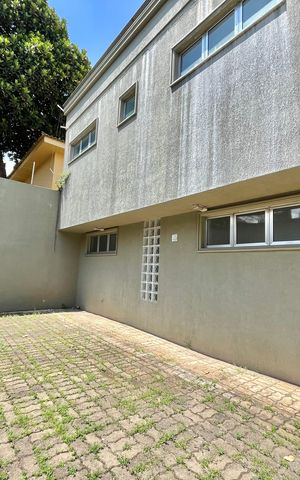 Casa para alugar com 280m², 4 quartos e 8 vagas Casa para alugar com 280m², 4 quartos e 8 vagasGaragem