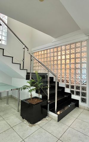 Casa para alugar com 280m², 4 quartos e 8 vagas Casa para alugar com 280m², 4 quartos e 8 vagasSala