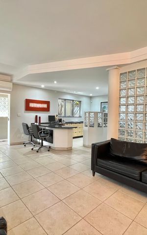 Casa para alugar com 280m², 4 quartos e 8 vagas Casa para alugar com 280m², 4 quartos e 8 vagasSala