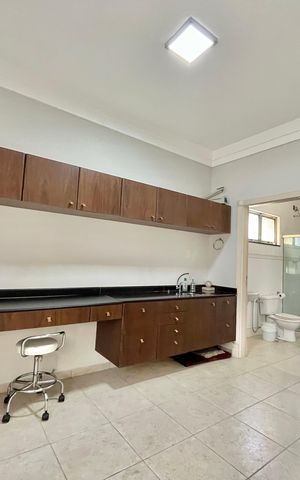 Casa para alugar com 280m², 4 quartos e 8 vagas Casa para alugar com 280m², 4 quartos e 8 vagasCloset da suíte 1