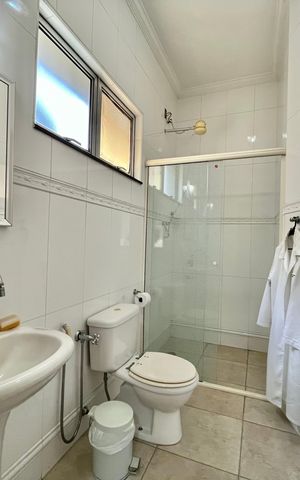 Casa para alugar com 280m², 4 quartos e 8 vagas Casa para alugar com 280m², 4 quartos e 8 vagasBanheiro da Suíte 1