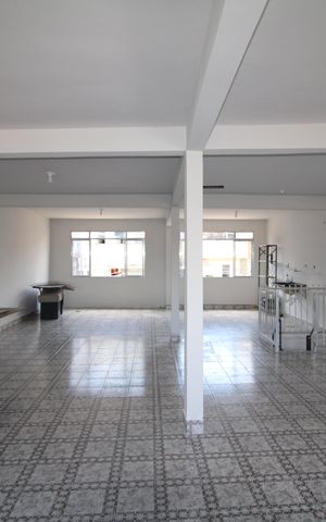 Casa para alugar com 238m², 2 quartos e 3 vagasSalão