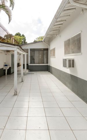 Casa à venda com 1500m², 3 quartos e 4 vagas Casa à venda com 1500m², 3 quartos e 4 vagasÁrea de Serviço Externa