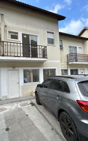 Casa de condomínio à venda com 112m², 3 quartos e 1 vaga Casa de condomínio à venda com 112m², 3 quartos e 1 vagaFachada
