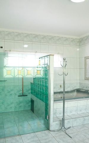 Casa à venda com 585m², 4 quartos e 10 vagasBanheiro da suíte 1