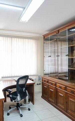 Casa à venda com 585m², 4 quartos e 10 vagasEscritório