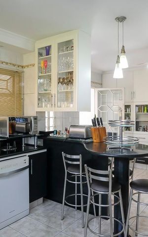 Casa à venda com 585m², 4 quartos e 10 vagasCozinha