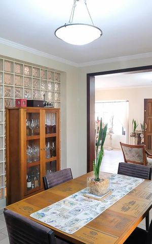 Casa à venda com 585m², 4 quartos e 10 vagasSala