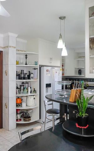 Casa à venda com 585m², 4 quartos e 10 vagasCozinha