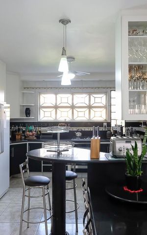 Casa à venda com 585m², 4 quartos e 10 vagasCozinha