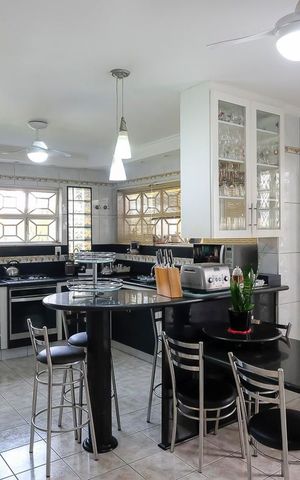 Casa à venda com 585m², 4 quartos e 10 vagasCozinha