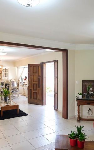 Casa à venda com 585m², 4 quartos e 10 vagasSala