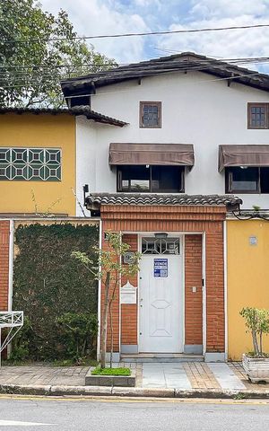 Casa à venda com 585m², 4 quartos e 10 vagasFachada + plaquinha