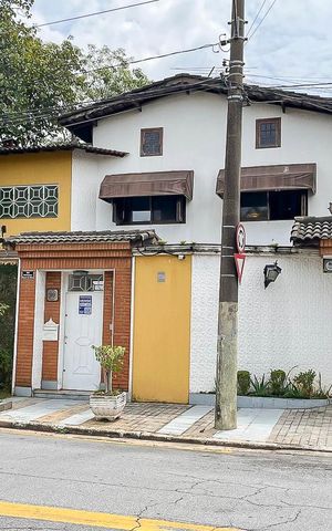Casa à venda com 585m², 4 quartos e 10 vagasFachada + plaquinha