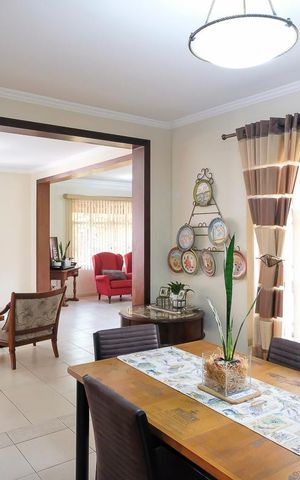 Casa à venda com 585m², 4 quartos e 10 vagasSala