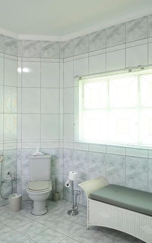Casa à venda com 585m², 4 quartos e 10 vagasBanheiro da suíte 1