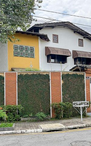 Casa à venda com 585m², 4 quartos e 10 vagasFachada + plaquinha