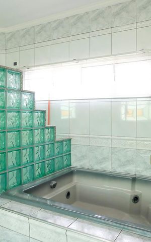 Casa à venda com 585m², 4 quartos e 10 vagasBanheiro da suíte 1