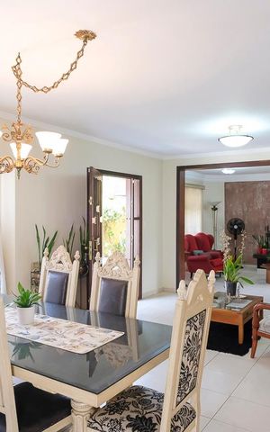 Casa à venda com 585m², 4 quartos e 10 vagasSala