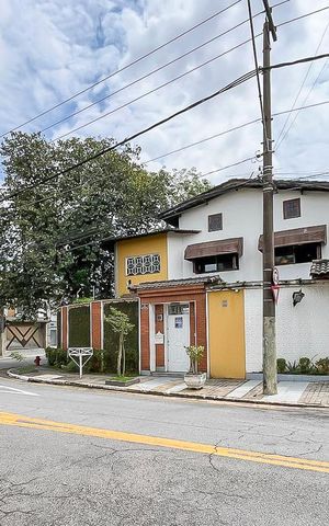 Casa à venda com 585m², 4 quartos e 10 vagasFachada + plaquinha