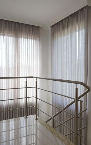 Casa de condomínio para alugar com 200m², 4 quartos e 4 vagasEscada para dormitórios