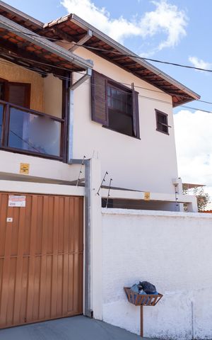 Casa à venda com 212m², 5 quartos e 2 vagas Casa à venda com 212m², 5 quartos e 2 vagasFachada