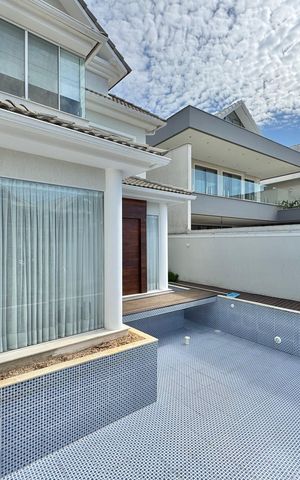 Casa de condomínio à venda com 300m², 6 quartos e 1 vaga Casa de condomínio à venda com 300m², 6 quartos e 1 vagaÁrea comum - Piscina