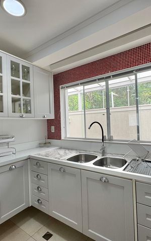 Casa de condomínio à venda com 300m², 6 quartos e 1 vaga Casa de condomínio à venda com 300m², 6 quartos e 1 vagaCozinha