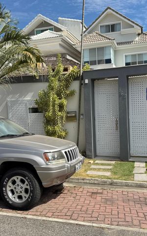 Casa de condomínio à venda com 300m², 6 quartos e 1 vaga Casa de condomínio à venda com 300m², 6 quartos e 1 vagaFachada