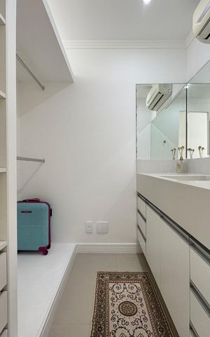 Casa de condomínio à venda com 300m², 6 quartos e 1 vaga Casa de condomínio à venda com 300m², 6 quartos e 1 vagaCloset da Suíte 4