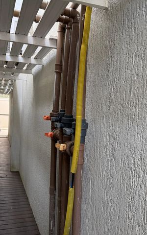 Casa de condomínio à venda com 300m², 6 quartos e 1 vaga Casa de condomínio à venda com 300m², 6 quartos e 1 vagaÁrea externa - Área Técnica