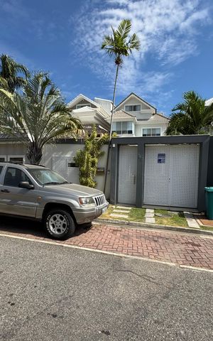 Casa de condomínio à venda com 300m², 6 quartos e 1 vaga Casa de condomínio à venda com 300m², 6 quartos e 1 vagaFachada/ Placa