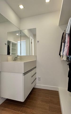 Casa de condomínio à venda com 300m², 6 quartos e 1 vaga Casa de condomínio à venda com 300m², 6 quartos e 1 vagaCloset da suíte 1