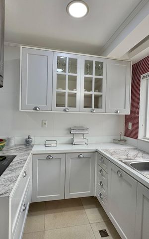 Casa de condomínio à venda com 300m², 6 quartos e 1 vaga Casa de condomínio à venda com 300m², 6 quartos e 1 vagaCozinha