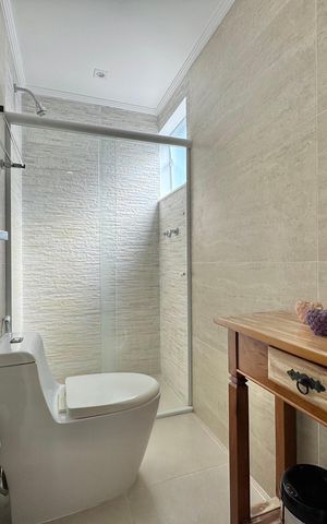 Casa de condomínio à venda com 300m², 6 quartos e 1 vaga Casa de condomínio à venda com 300m², 6 quartos e 1 vagaBanheiro da Suíte 1