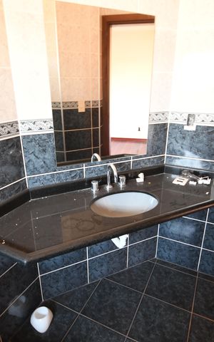 Casa à venda com 480m², 4 quartos e 5 vagasBanheiro 2