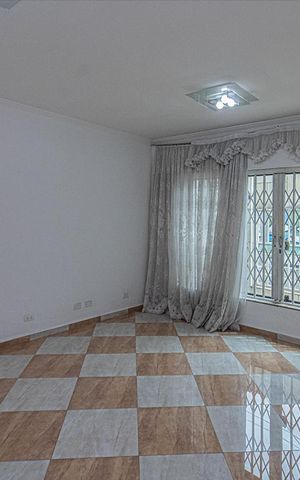 Casa à venda com 310m², 4 quartos e 2 vagas Casa à venda com 310m², 4 quartos e 2 vagasSala