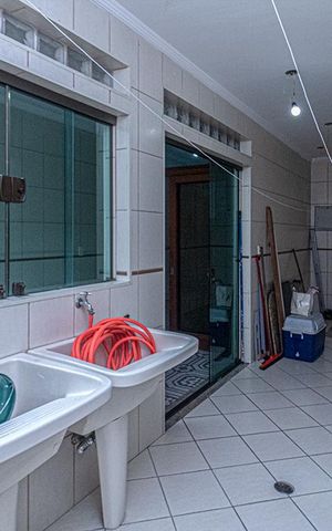 Casa à venda com 310m², 4 quartos e 2 vagas Casa à venda com 310m², 4 quartos e 2 vagasÁrea de Serviço