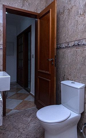 Casa à venda com 310m², 4 quartos e 2 vagas Casa à venda com 310m², 4 quartos e 2 vagasLavabo