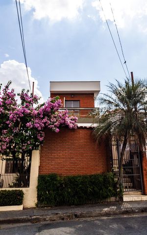 Casa à venda com 215m², 3 quartos e 6 vagas Casa à venda com 215m², 3 quartos e 6 vagasFachada
