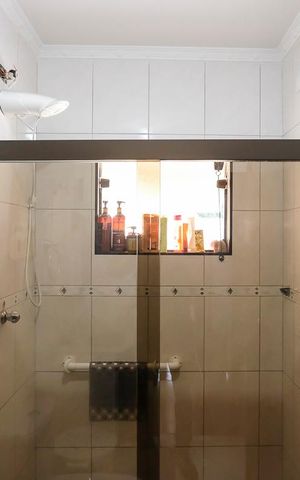 Casa à venda com 216m², 2 quartos e 4 vagasBanheiro da suíte 1