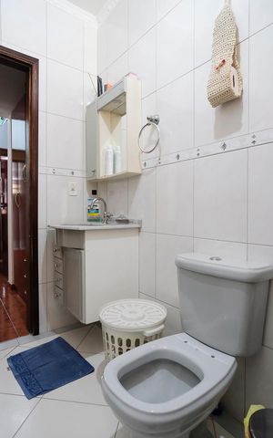 Casa à venda com 216m², 2 quartos e 4 vagasBanheiro da suíte 1