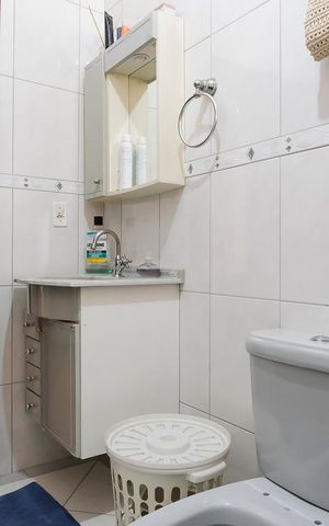 Casa à venda com 216m², 2 quartos e 4 vagasBanheiro da suíte 1