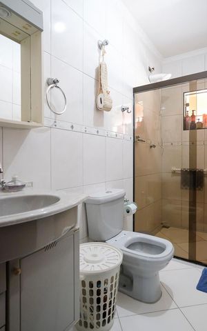 Casa à venda com 216m², 2 quartos e 4 vagasBanheiro da suíte 1